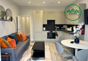 FW Haute Apartments at Enfield, Airconditioned and Pet-Friendly Ground Floor 3 Bedrooms & 2 Bathrooms Flat with King or Twin beds with Garden and FREE WIFI and PARKING